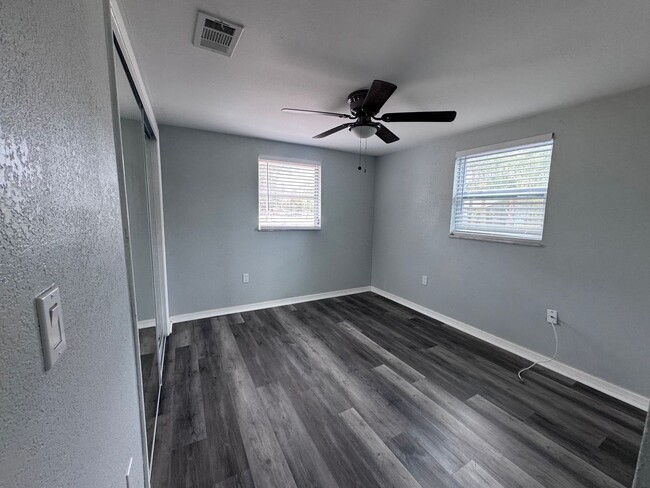 Building Photo - 2 Bedroom 1 Bath Duplex with Washer/Dryer!...