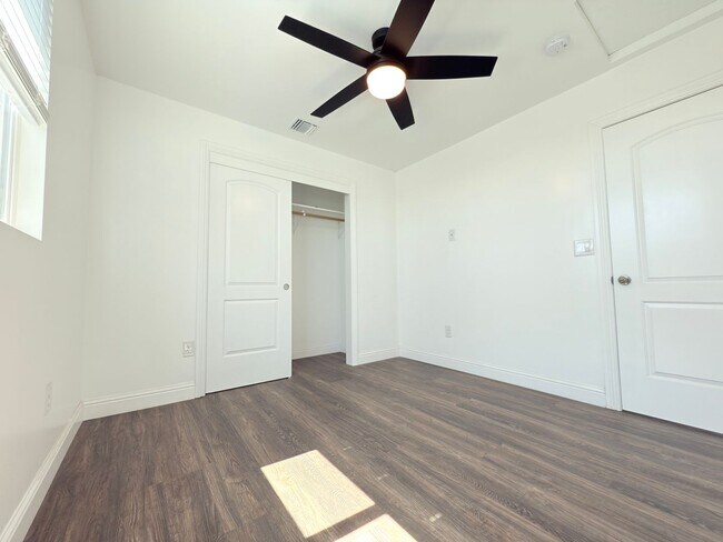 Building Photo - 13660 Kelowna St