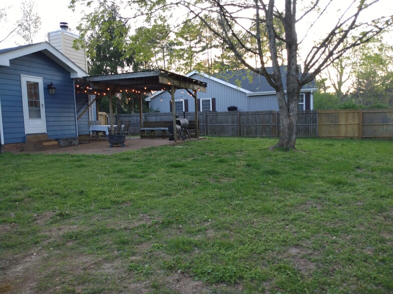 Building Photo - 8144 Poplar Creek Rd
