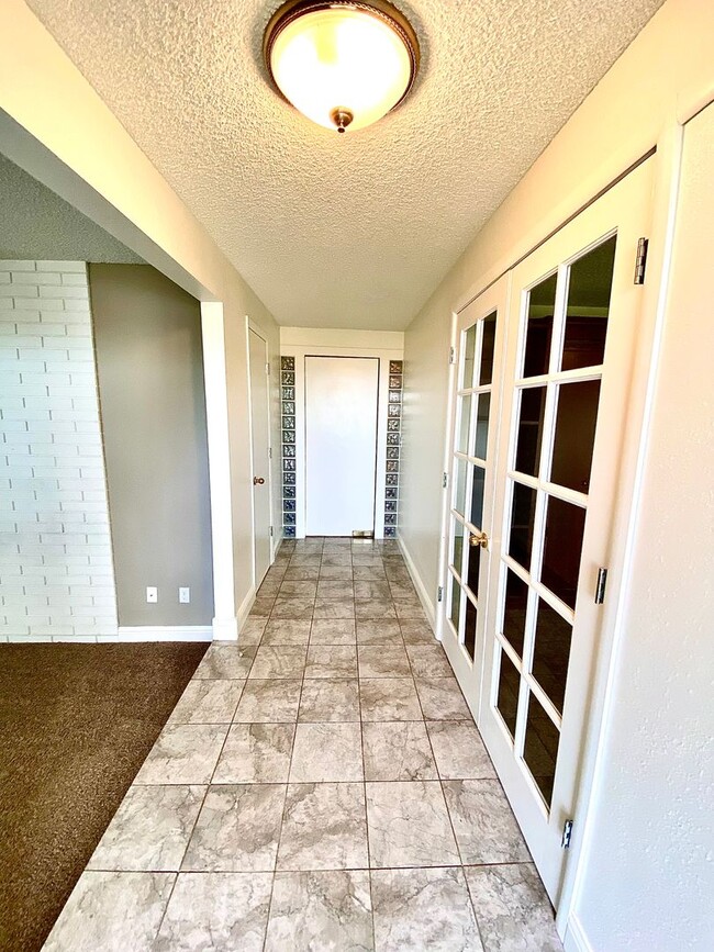 Building Photo - Lovely Highlands Home w/a View Available 7...