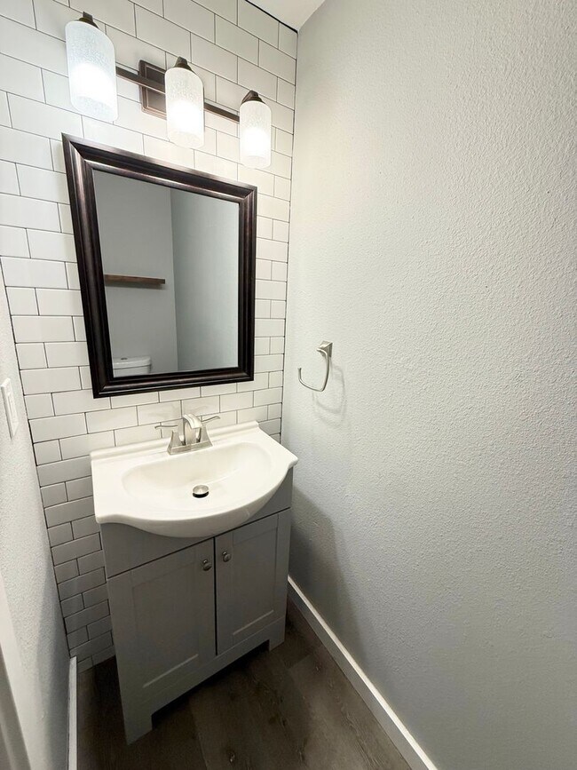 Building Photo - Charming 2-Bedroom Tukwila Townhome with Garage, Parking, Stainless Steel Appliances & Fireplace ...