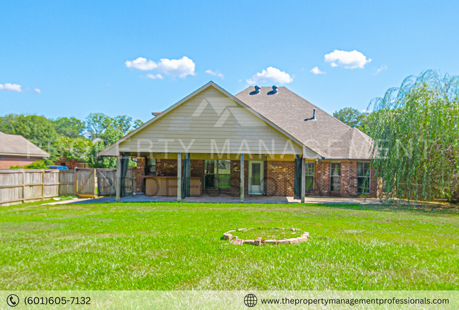 Building Photo - Wonderful home for a family with a huge ba...