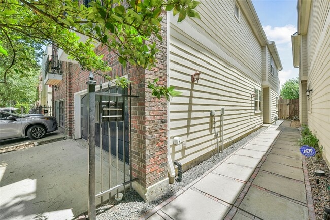 Building Photo - 652 E 6 1/2 St