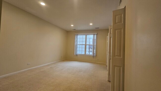 Building Photo - 151 N Waters Edge Dr