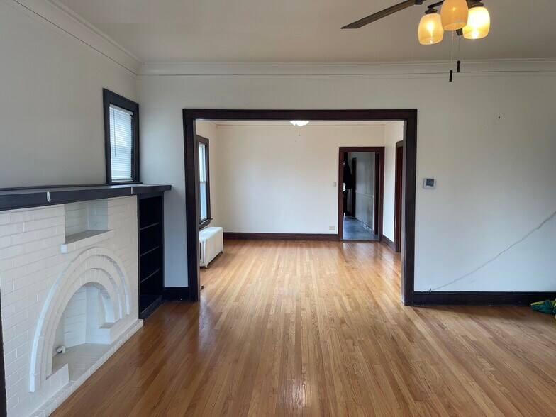 Building Photo - 10226 S Charles St