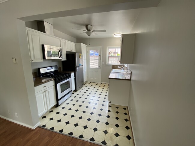 Kitchen - 923 N Maple St