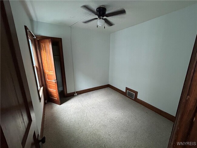 Building Photo - 411 Breckenridge St