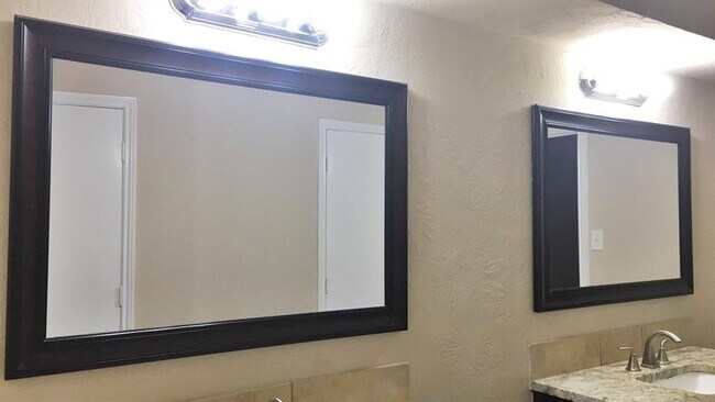 Building Photo - 14915 Oak Bluff Ct
