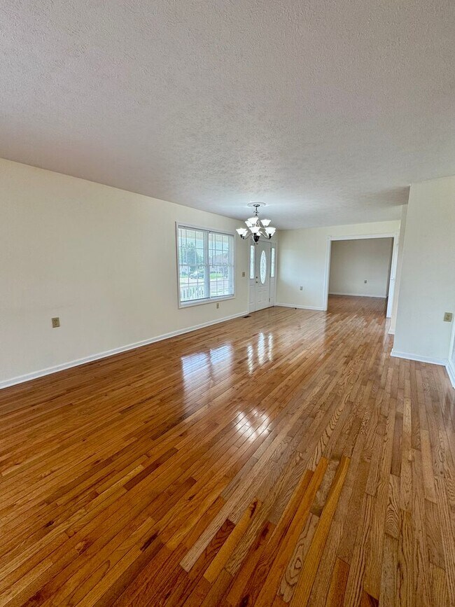 Building Photo - House for Rent in Broadway