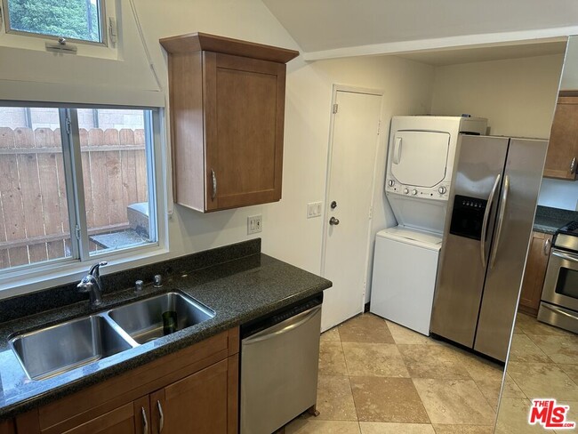 Building Photo - 2454 Penmar Ave