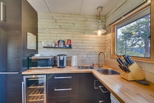 Building Photo - 465 Springmeadow Way