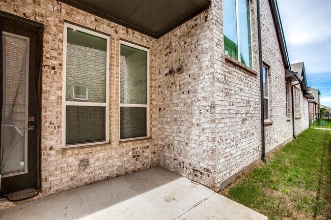 Building Photo - 7021 Royal View Dr