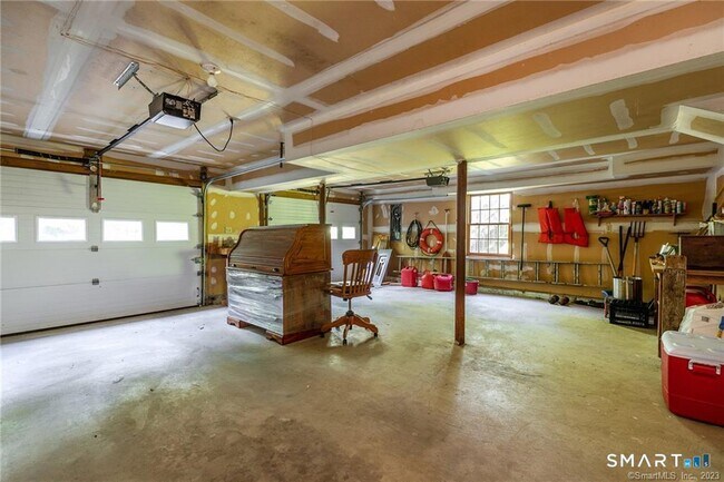 Building Photo - 18 Smoke Ridge Dr