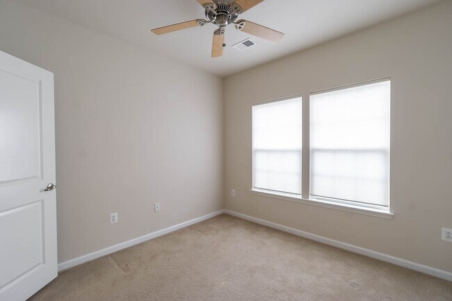 Building Photo - 2504 Hurston Ln NE