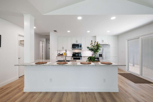 Building Photo - Charming Modern Home with Chef’s Kitchen & Spacious Outdoor Living