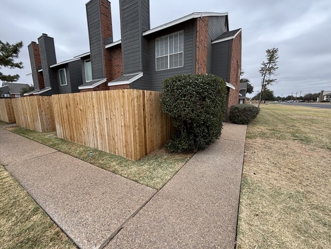 Building Photo - 2 story townhome