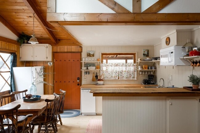 Building Photo - Cozy 2 Bedroom 1 Bathroom Home in Big Bear City