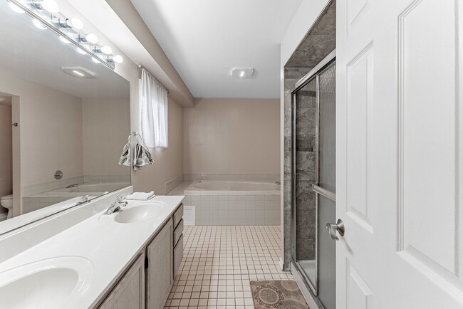 Building Photo - 305 Creekside Dr