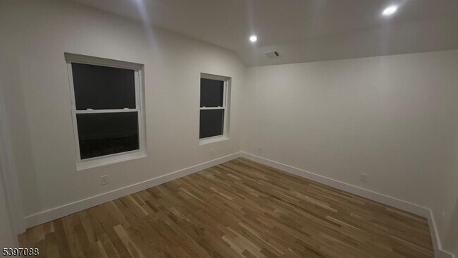 Building Photo - 616 Park Ave