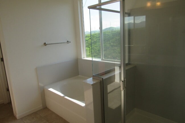 Building Photo - Gorgeous 4 Bed/2.5 Bath in Perfect Pittsburg Location