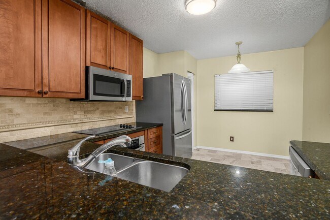 Building Photo - Berkshire Lakes, 2nd Floor, Corner Unit for Annual Lease