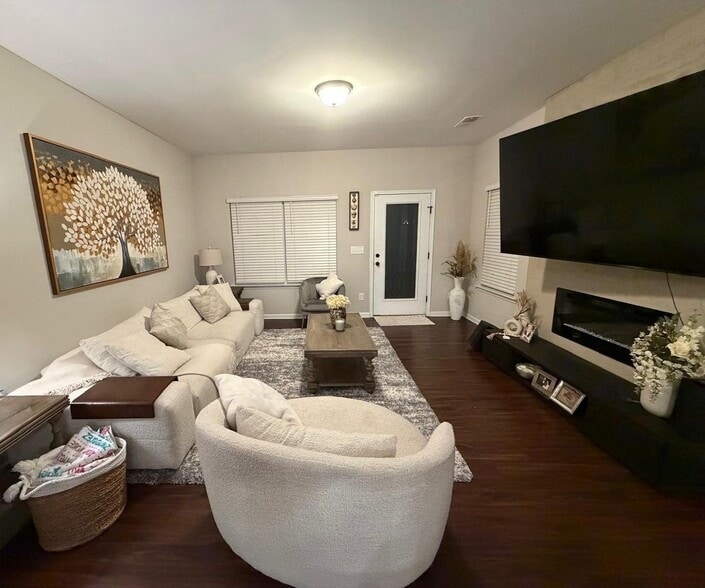 Building Photo - 332 Ox Bow Cir