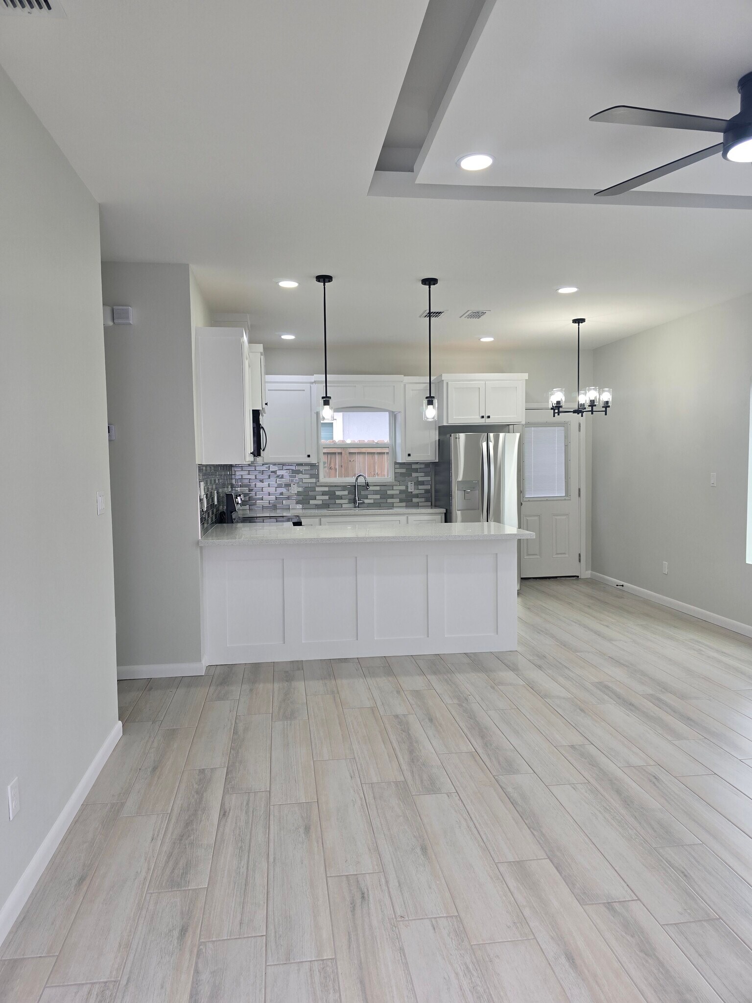 Building Photo - 919 N Abbey Ave