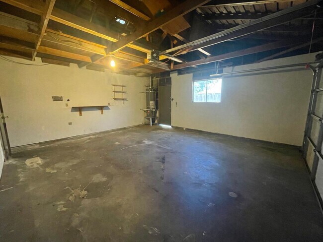 Building Photo - Single story located in East Modesto neighborhood!