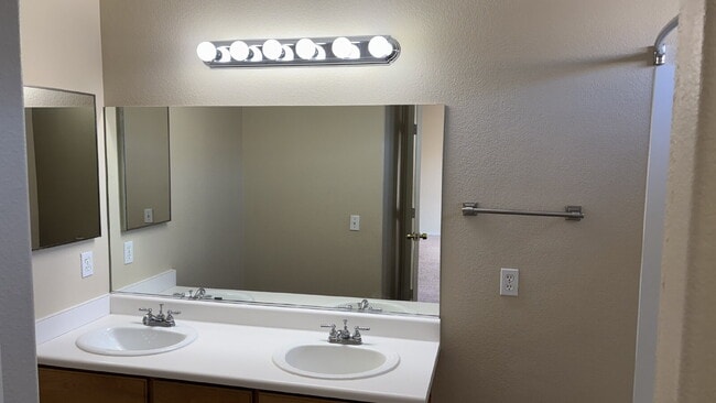 Building Photo - Move in Ready 3 bedroom 2.5 Bath Townhome