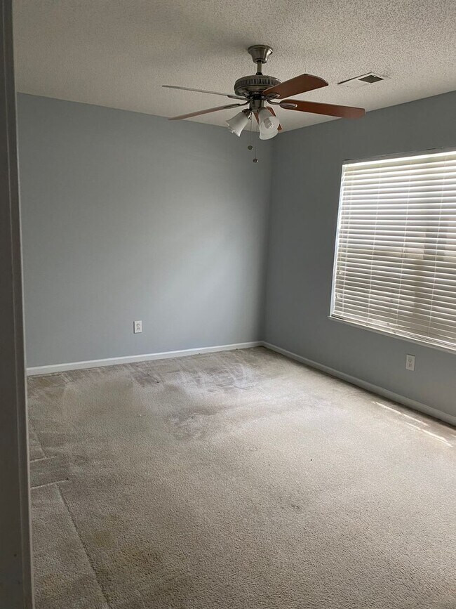 Building Photo - Beautiful 4 Bedroom