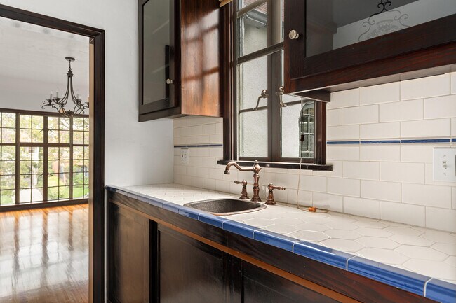 Building Photo - 407 N Orange Dr