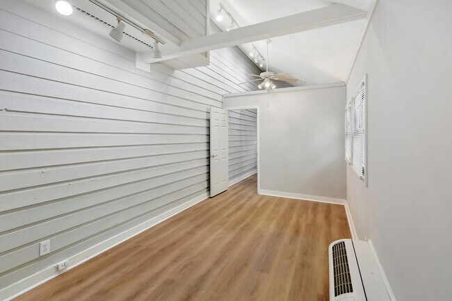 Building Photo - Prime Location Near Ravenel Bridge & Charl...