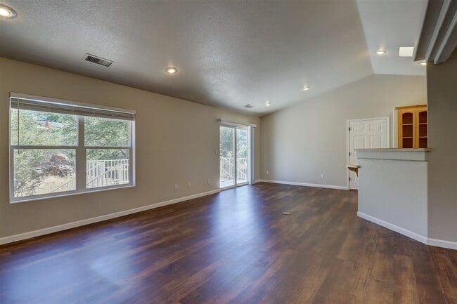 Building Photo - Immaculate 3 bedroom, 2 bath home in Presc...