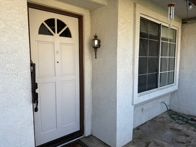 Building Photo - Beautiful Camarillo Townhome