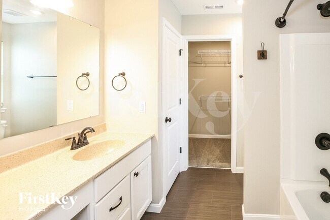 Building Photo - 663 Van Buren St