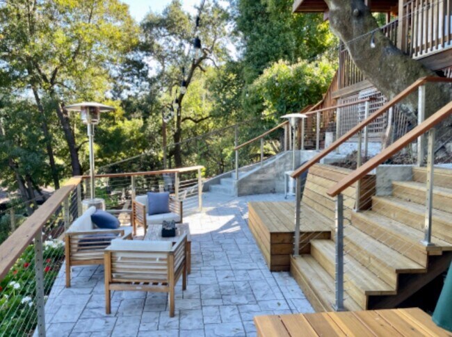 Building Photo - Gorgeous Hillside View, Modern Flat