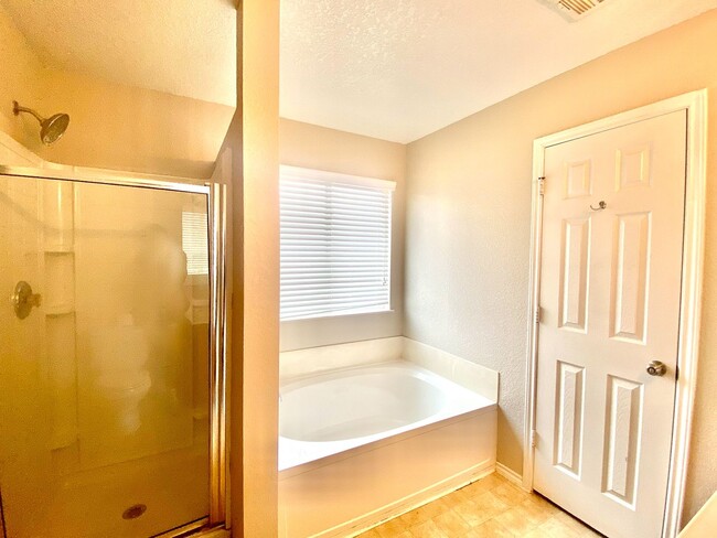 Building Photo - $300 OFF 1ST MONTH RENT IF YOU MOVE IN WIT...