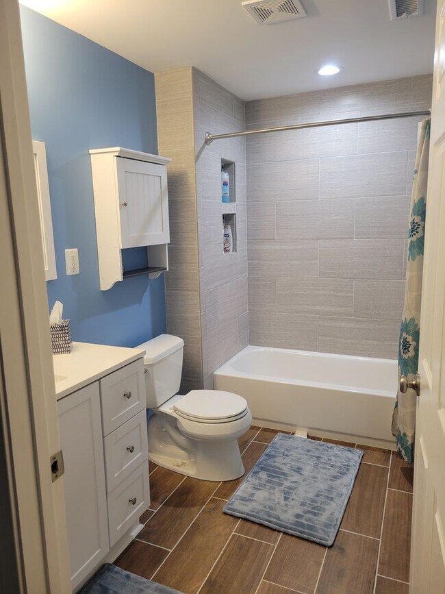 Building Photo - Gorgeous 4,000sqft  5-bed 3.5-bath Home near Chantilly Economic corridor