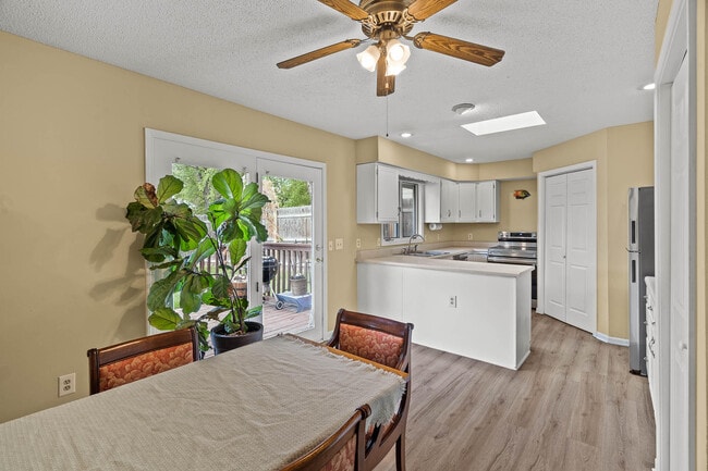 Building Photo - 2601 Hillshire Dr