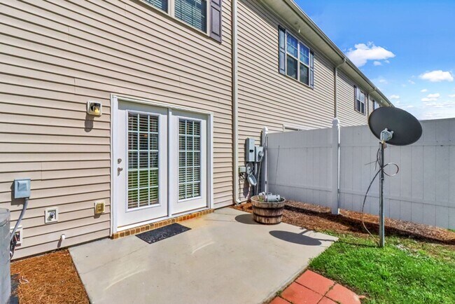 Building Photo - 3 Bed, 2. 5 Bath Like New Townhome in Richmond Hill