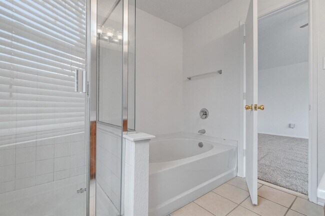 Building Photo - With easy access to the main stops in Forn...
