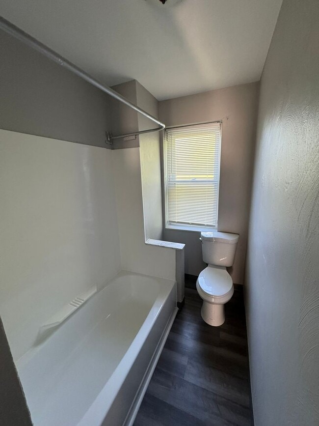 Building Photo - Lovely Two Bedroom Townhome