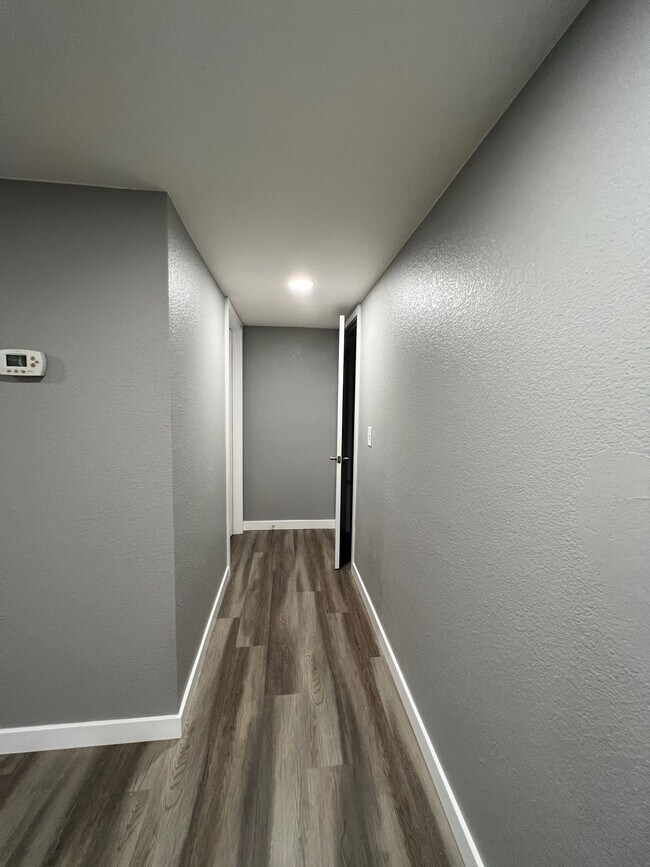 Building Photo - Spacious 3 Bedroom Apartment Near UNC with A/C