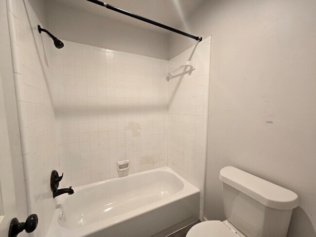 Building Photo - 610 Woodlake Cir