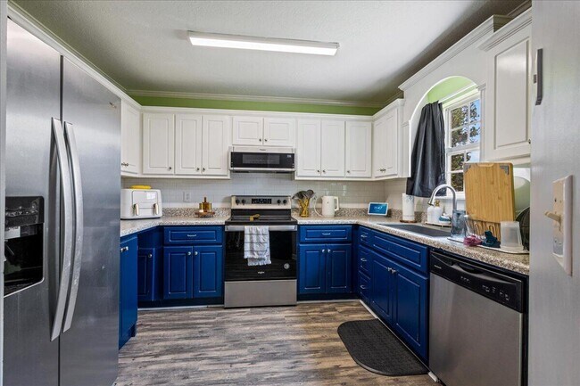 Building Photo - 2044 Shoreline Dr