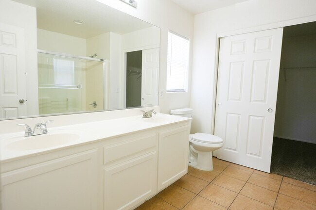 Building Photo - Well-Maintained 3 Bed, 2.5 Bath Home with Garage & Private Backyard