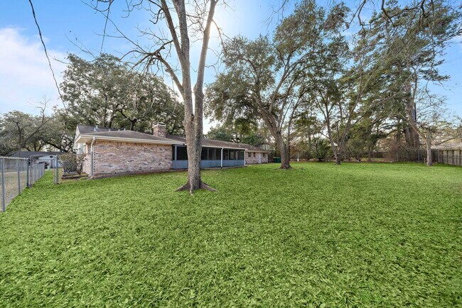 Building Photo - 1104 Hillcrest Dr