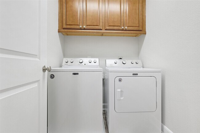 Building Photo - 5166 Oasis Park Ln