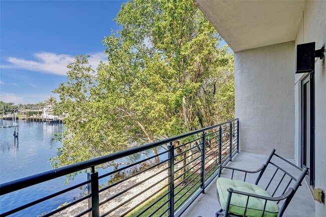 Building Photo - 516 SE 1st Cir