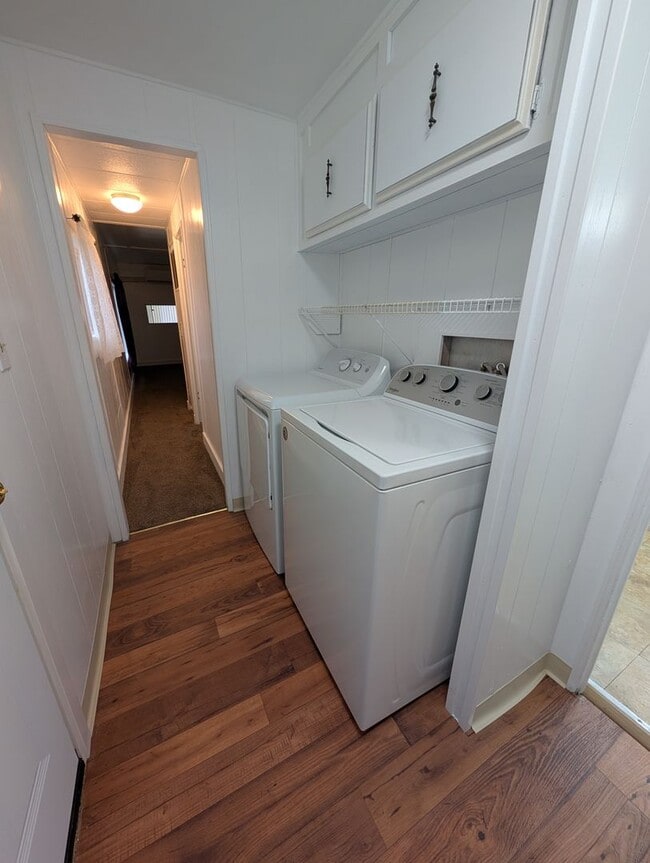 Building Photo - 2 Bedroom 1 Bath House with Detached Garage/Workshop